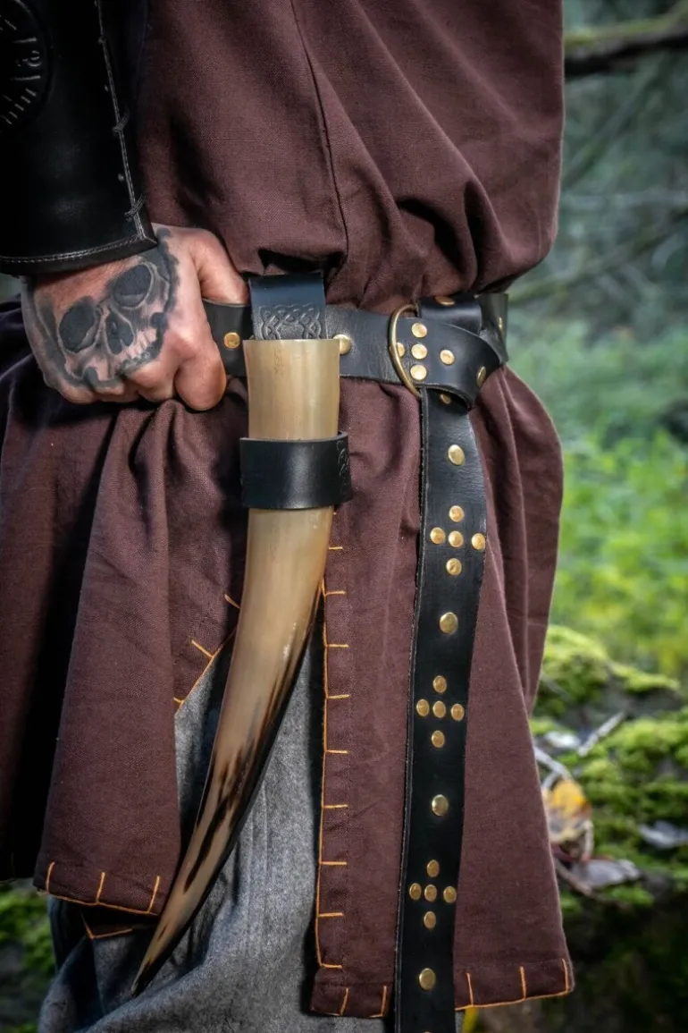 Leonardo Carbone Hornhalter aus Leder mit keltischer Prägung Schwarz | Trinkhörner / Accessoires