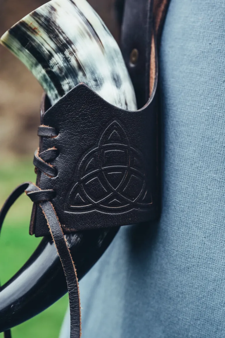 Leonardo Carbone Leder Trinkhorn Halter mit keltischen Knoten "Kai" | Trinkhörner / Accessoires