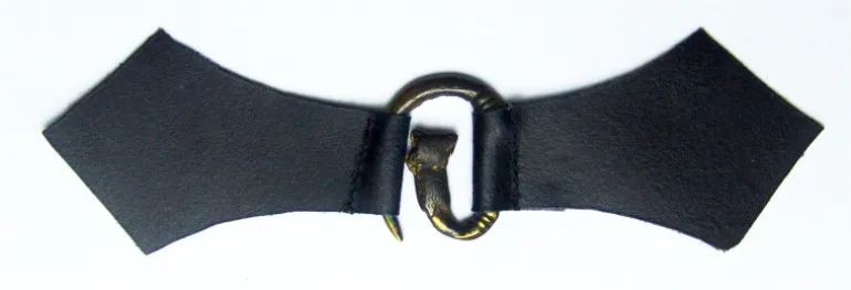Leonardo Carbone Metallspange mit Leder, Fuchs Schwarz | Fibeln / Spangen
