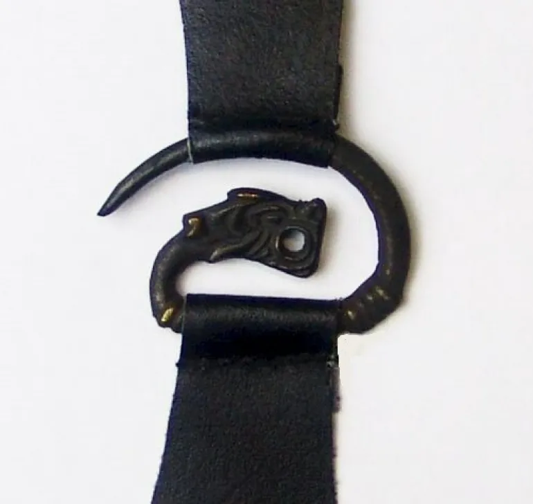Leonardo Carbone Metallspange mit Leder Schwarz | Fibeln / Spangen