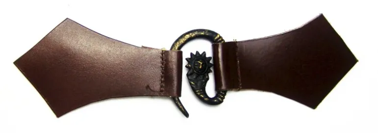 Leonardo Carbone Metallspange Sonne mit Leder Braun | Fibeln / Spangen