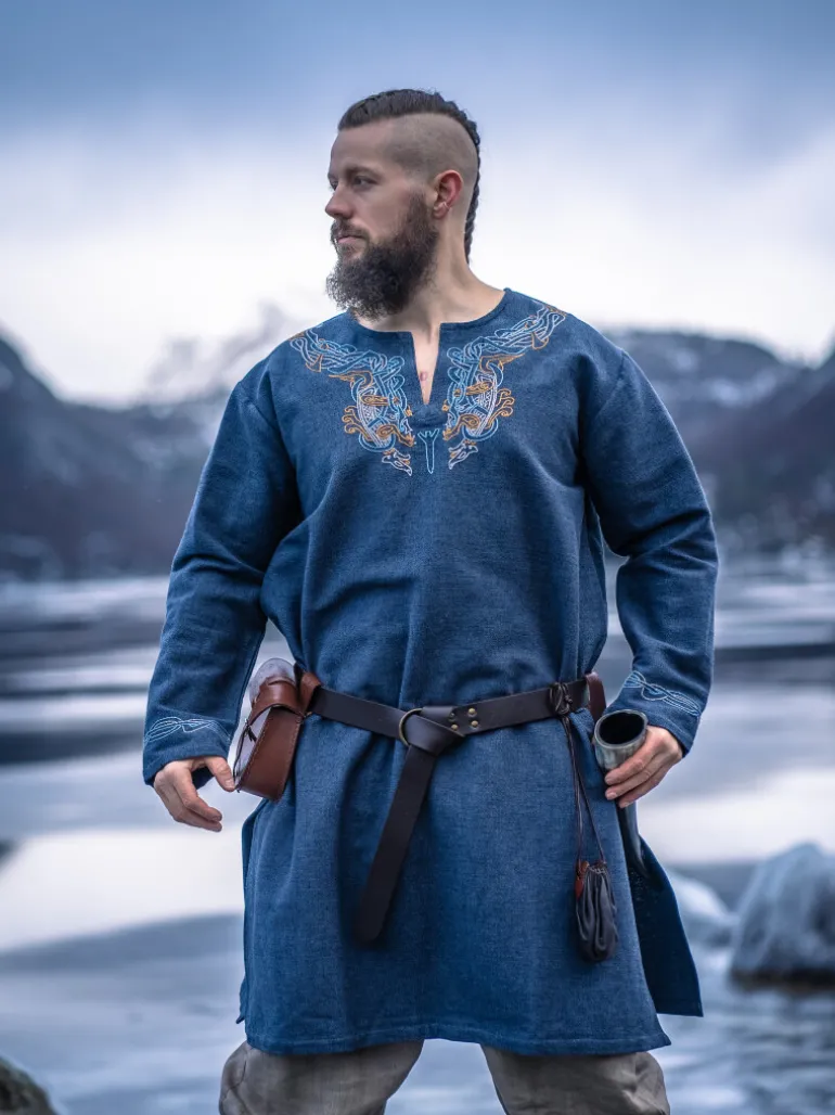 Leonardo Carbone Wikinger Tunika "Snorri" mit Urnes-Stil Handstickerei | Herren Tuniken