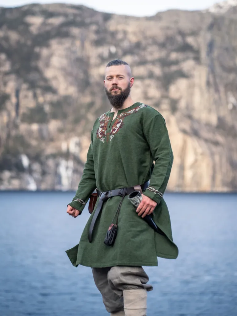 Leonardo Carbone Wikinger Tunika "Snorri" mit Urnes-Stil Handstickerei | Herren Tuniken