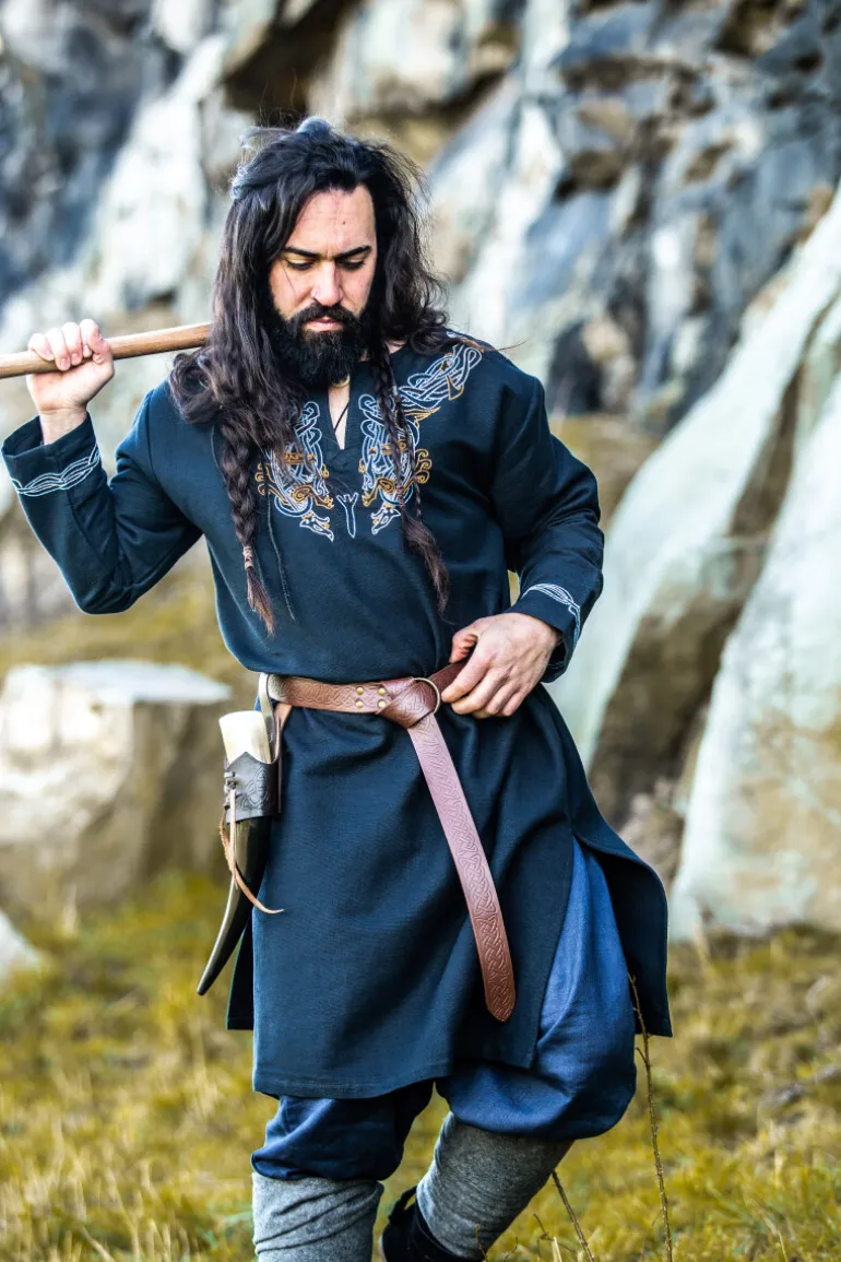 Leonardo Carbone Wikinger Tunika "Snorri" mit Urnes-Stil Handstickerei | Herren Tuniken