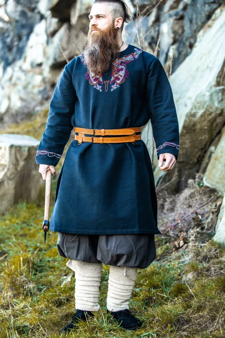 Leonardo Carbone Wikinger Tunika "Snorri" mit Urnes-Stil Handstickerei Schwarz-Rot | Herren Tuniken
