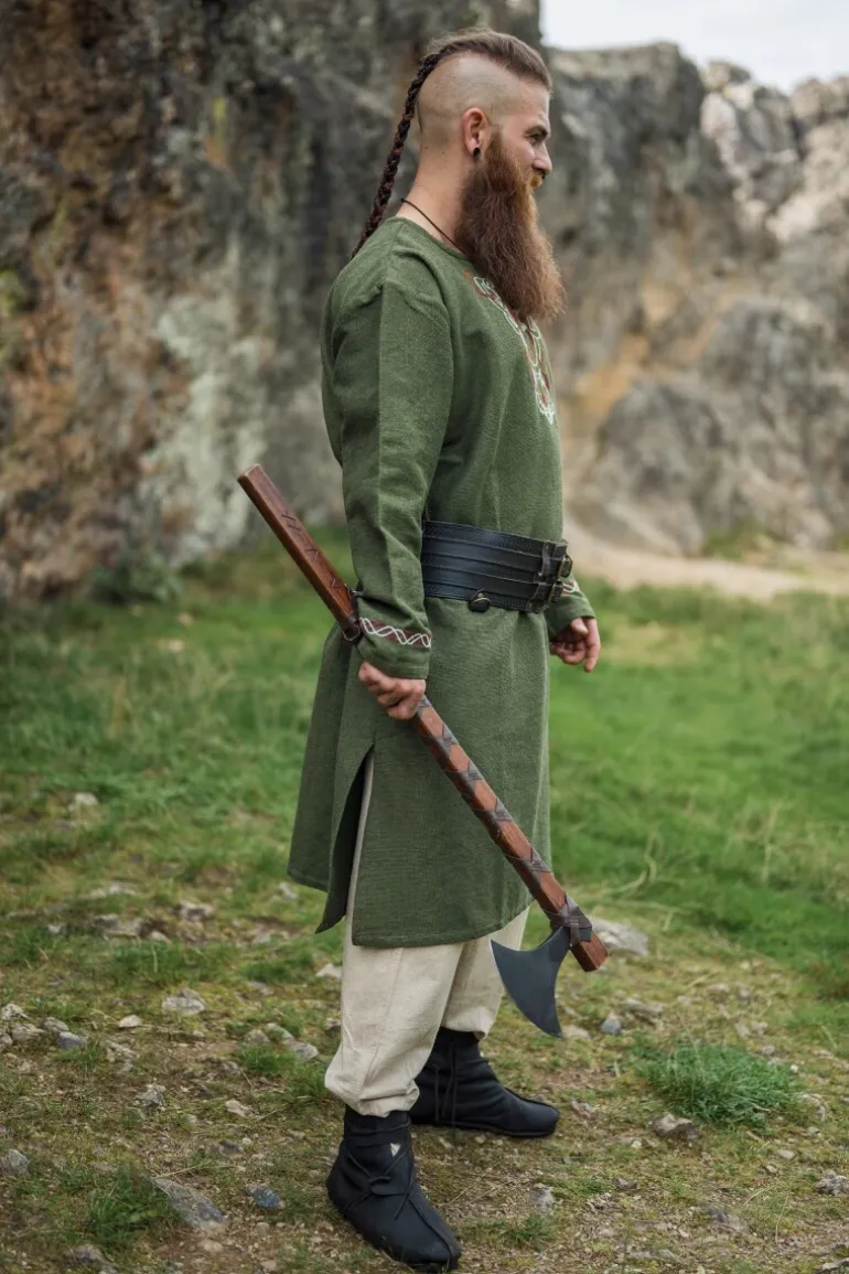 wikingertunika_freki_mit_handstickerei_olivgrn_2.webp Leonardo Carbone Wikingertunika "Freki" mit Handstickerei Oliv | Herren Tuniken