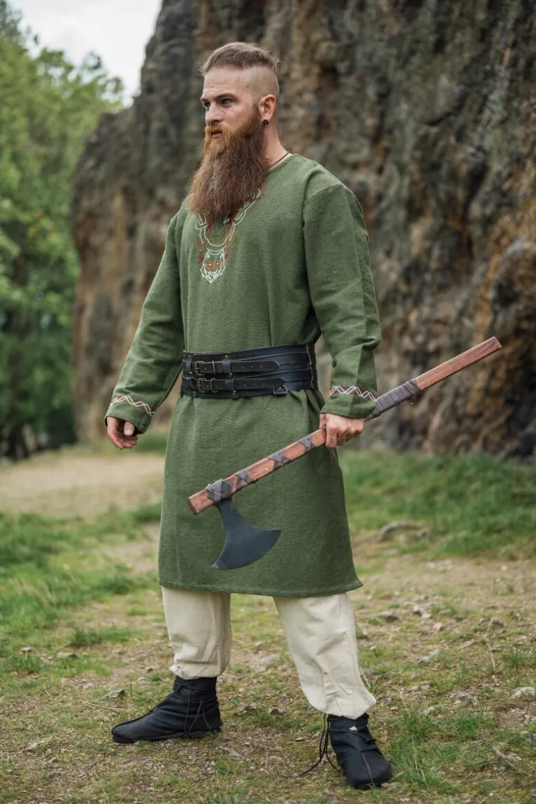 wikingertunika_freki_mit_handstickerei_olivgrn_3.webp Leonardo Carbone Wikingertunika "Freki" mit Handstickerei Oliv | Herren Tuniken