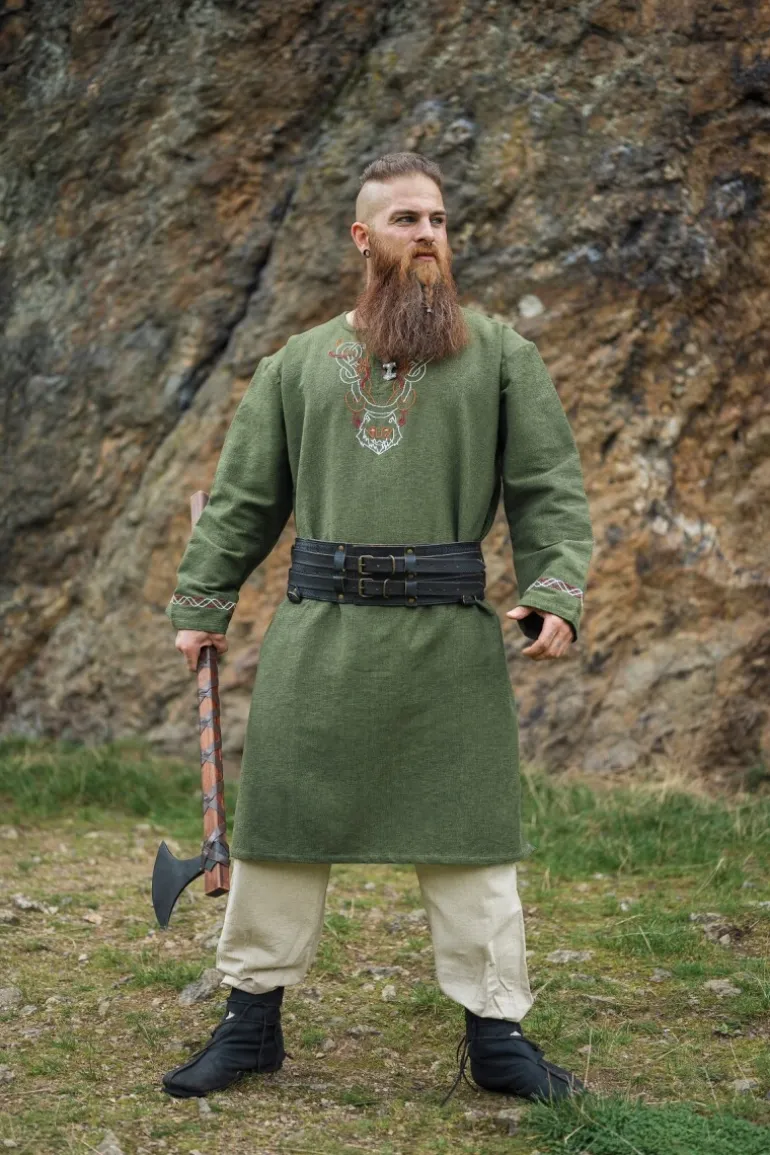 wikingertunika_freki_mit_handstickerei_olivgrn_5.webp Leonardo Carbone Wikingertunika "Freki" mit Handstickerei Oliv | Herren Tuniken