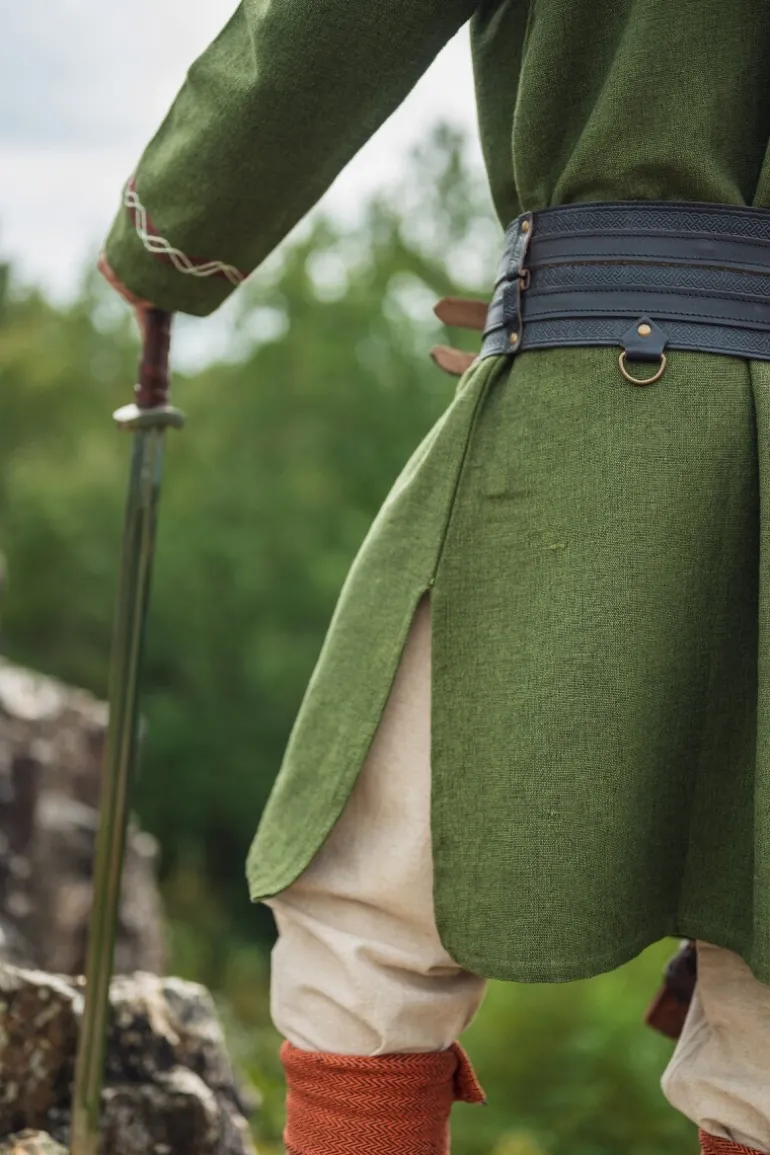 wikingertunika_freki_mit_handstickerei_olivgrn_7.webp Leonardo Carbone Wikingertunika "Freki" mit Handstickerei Oliv | Herren Tuniken