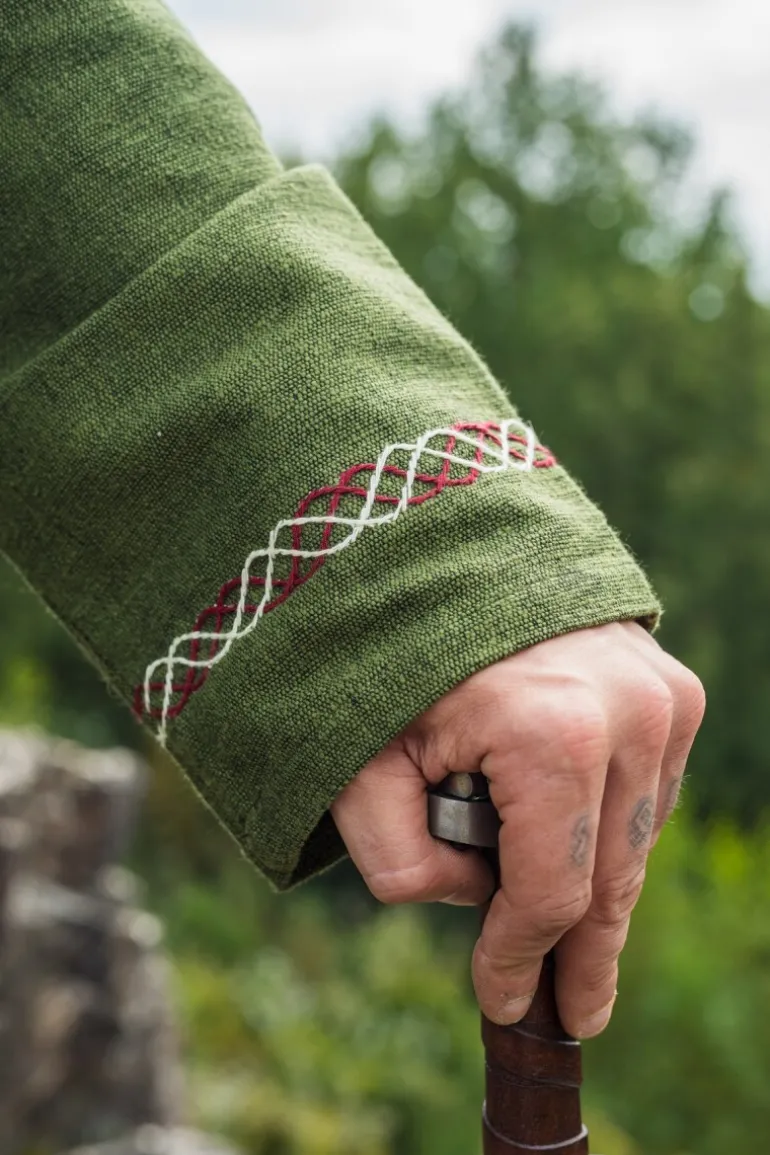 wikingertunika_freki_mit_handstickerei_olivgrn_9.webp Leonardo Carbone Wikingertunika "Freki" mit Handstickerei Oliv | Herren Tuniken